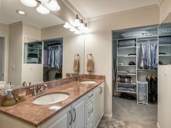 5th image of 2565 Dexter Ave N APT 202