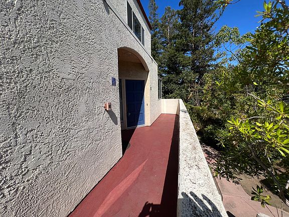Large front balcony entereing the unit