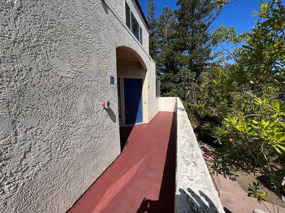 Large front balcony entereing the unit
