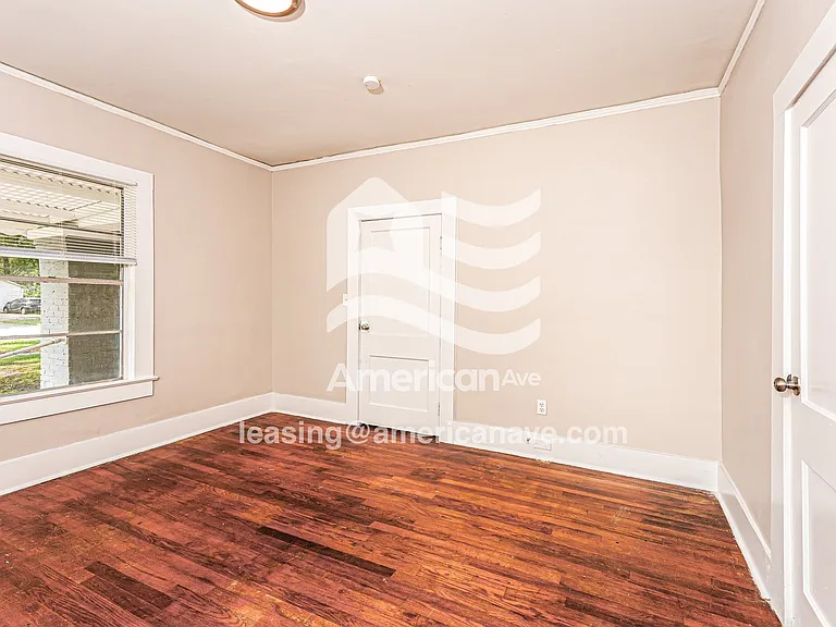 1443306_010_main_bedroom_9.jpg