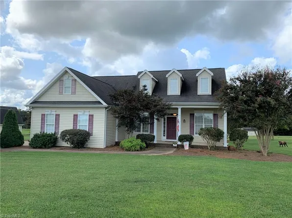 2708 Tuttle Rd, Walnut Cove, NC 27052