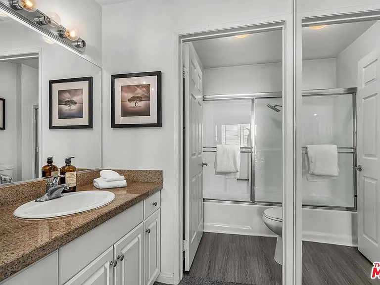 21520 Burbank Blvd #313 — Photo 15