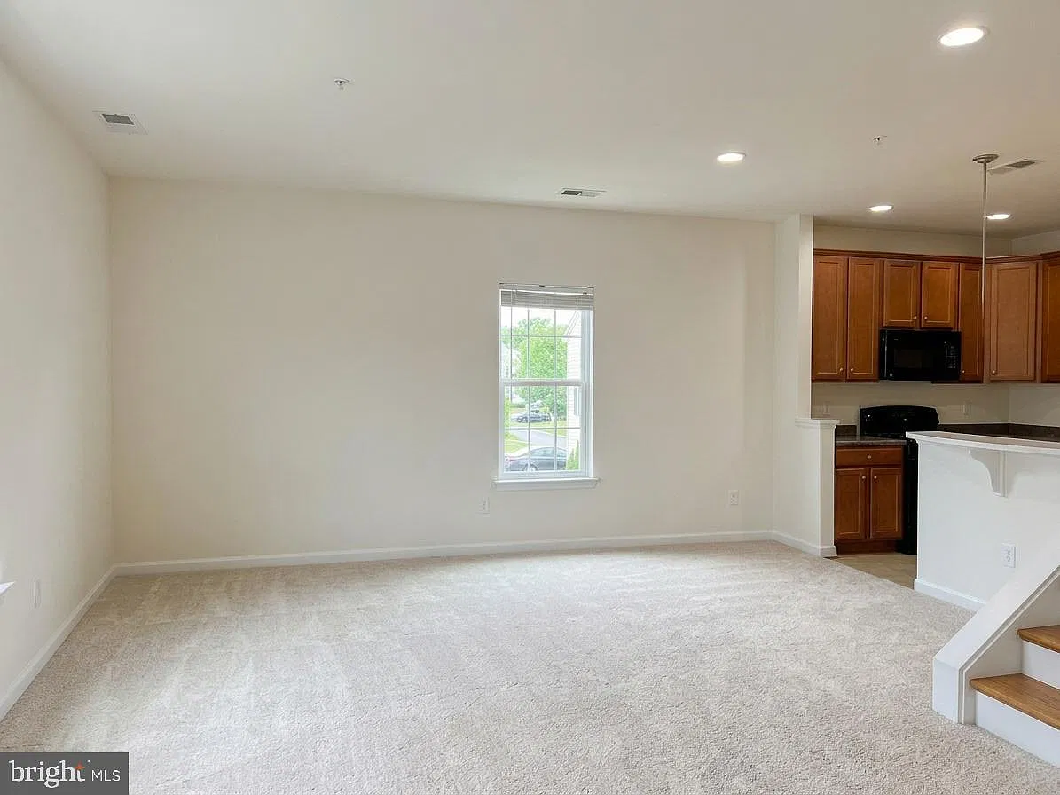 2 bed, 1352 sqft, $2,200 — Photo 3