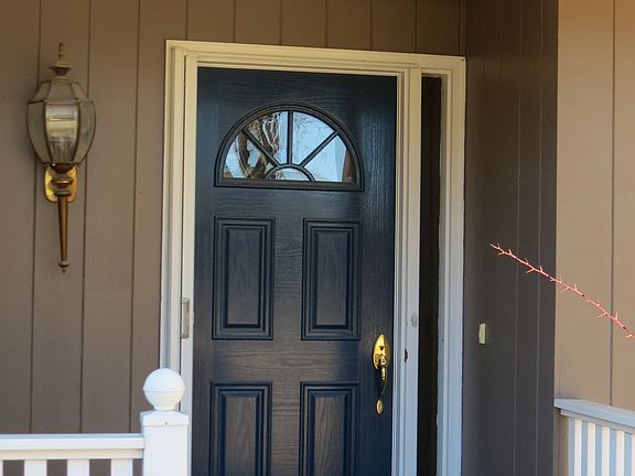 Front entry w/brick sidewalk