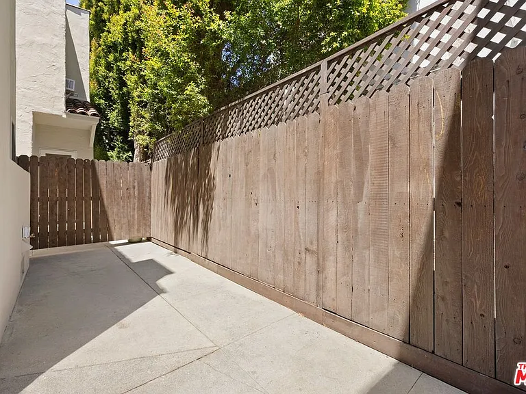 2011 N Beachwood Dr — Photo 8