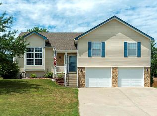 405 Maple Ct, Lansing, KS 66043