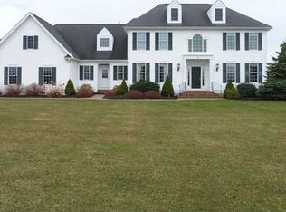 8 Turning Leaf Dr, Pittsford, NY 14534