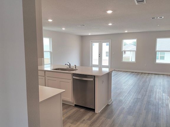 4th image of 8059 Fox Run St