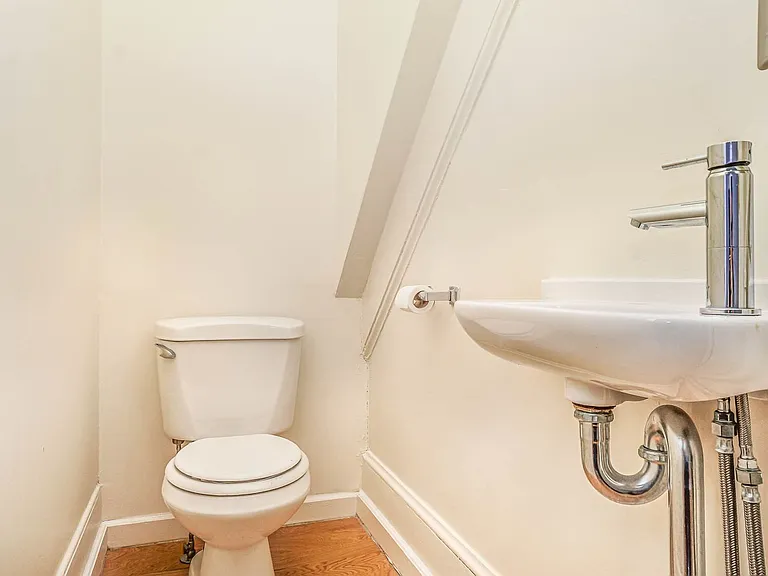 136 N Potomac St — Photo 17