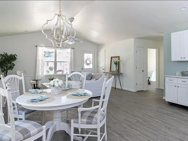 204 Dillon Dr — Photo 2