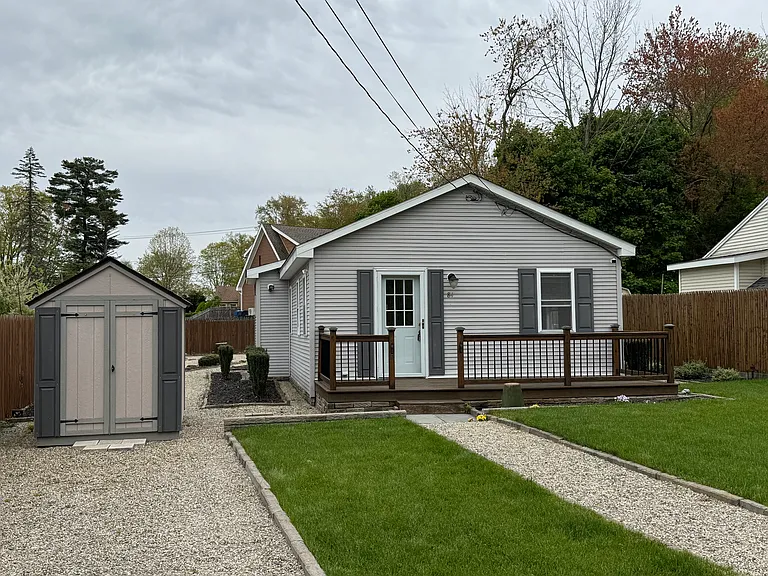 Charming 2 bedroom 1 bath cottage with beach rights on Coventry Lake!