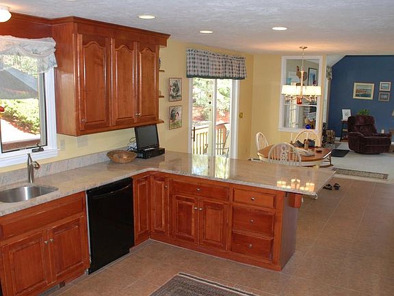 4th image of 11 Kendall Dr