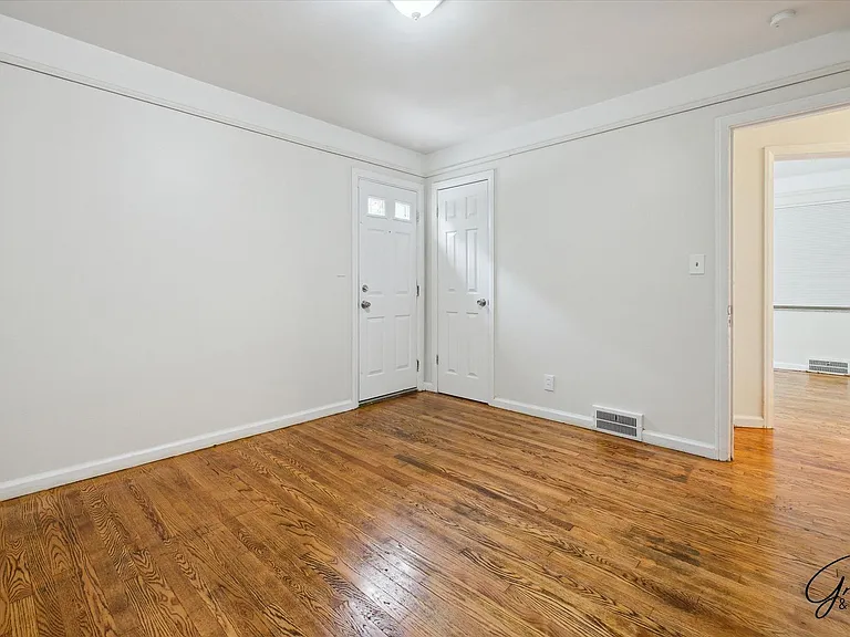 10606 Marne St — Photo 11