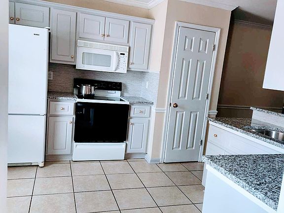 3rd image of 102 Harvestwood Dr
