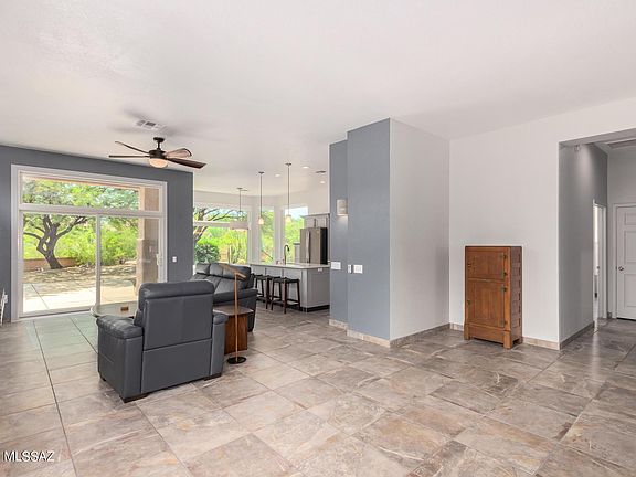5th image of 902 E Claridge Pl