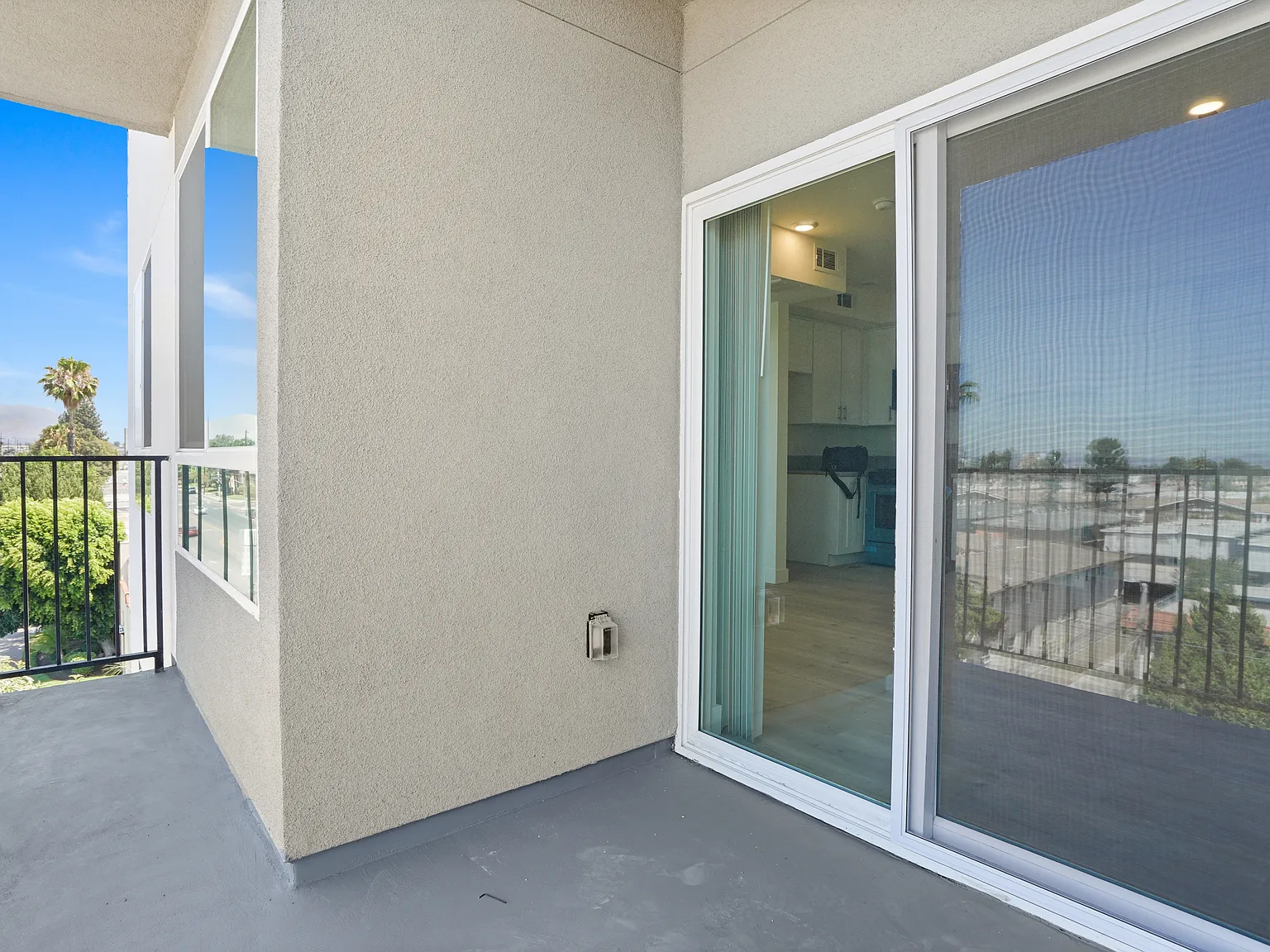 Van Nuys 24 - 405 — Photo 3