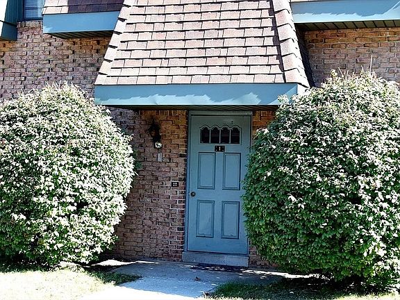 3rd image of 549 Russell Rd APT 1C