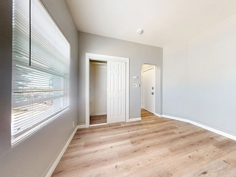5452 Bancroft Ave — Photo 4