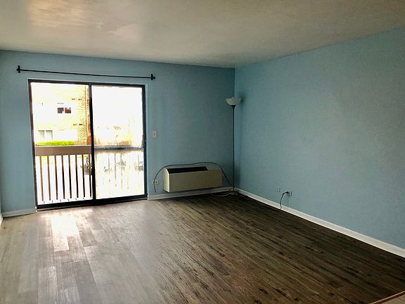 3rd image of 940 N Lakeside Dr APT 2B