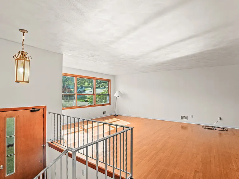 408 S Jensen Rd — Photo 3
