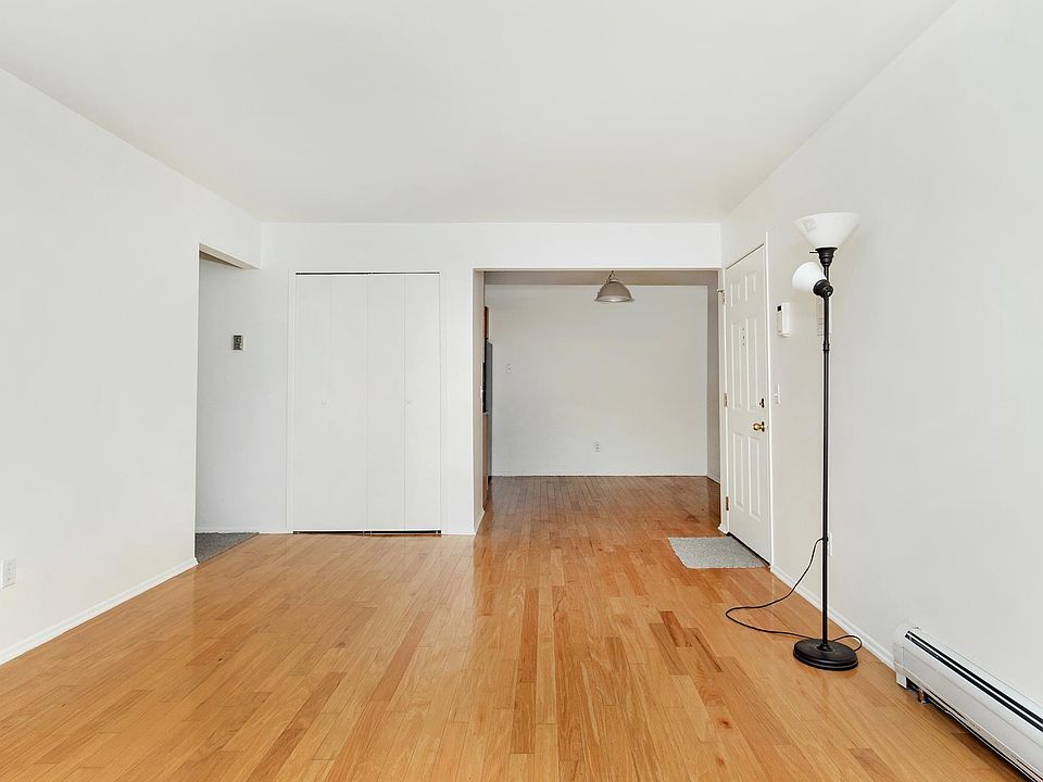 2425 Torquay Ave Apt 204, photo 3
