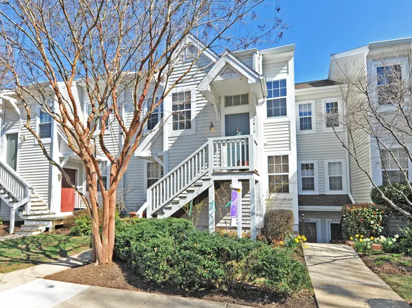 2810 Yarling Ct, Falls Church, VA 22042