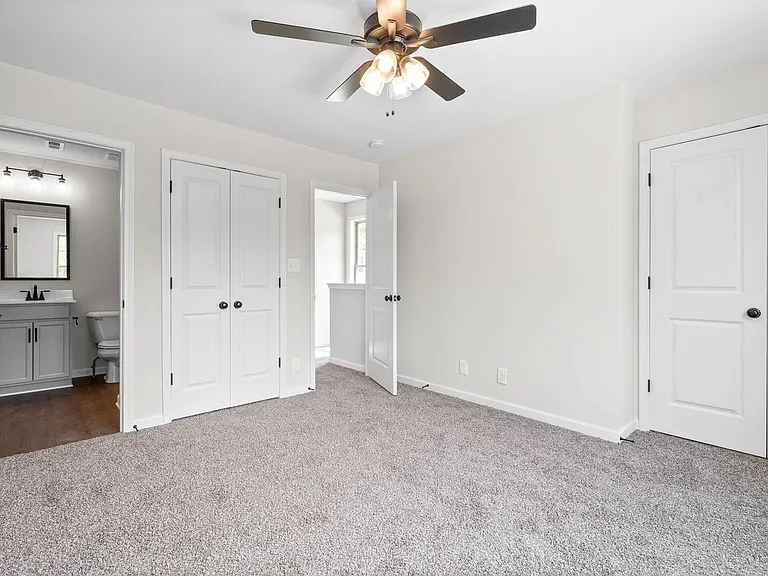 Greenwood Ave - 925 — Photo 16