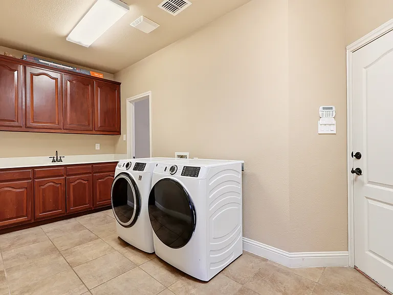 627 Seymour Dr — Photo 24