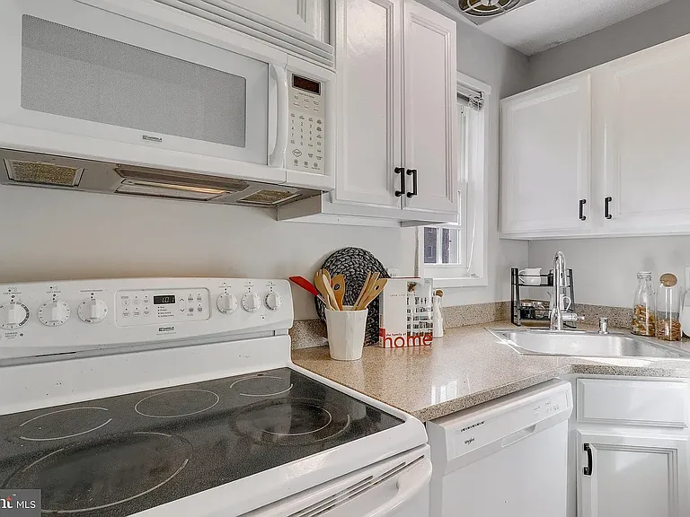 1718 W Abingdon Dr #202 — Photo 22