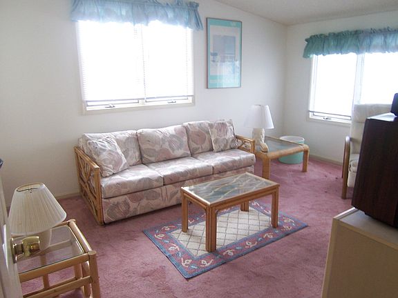 4th image of 904 Saint Charles Pl #1