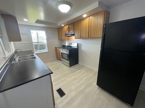 4th image of 466 W College Ave
