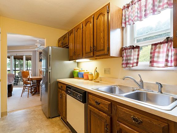 5th image of 104 Brunnell Ave Unit 104