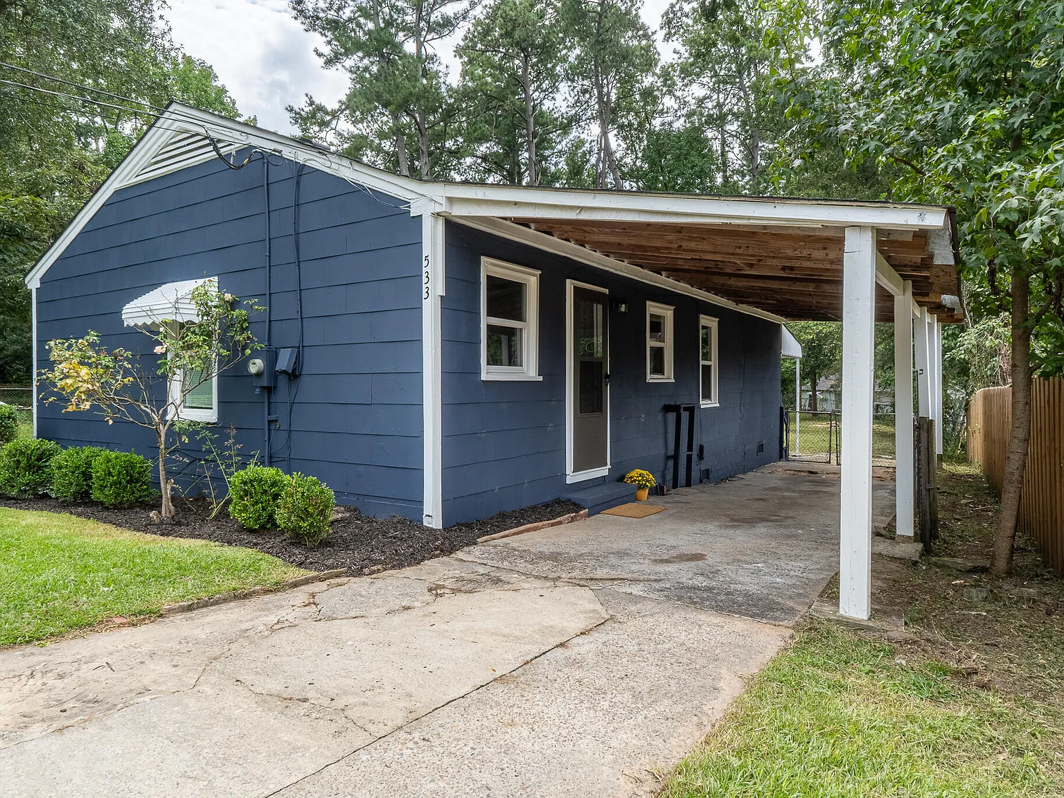 2 bed, 1.0 bath, 840 sqft, $1,200 — Photo 2