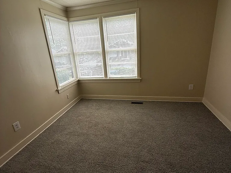 5823 Cantrell Rd — Photo 13