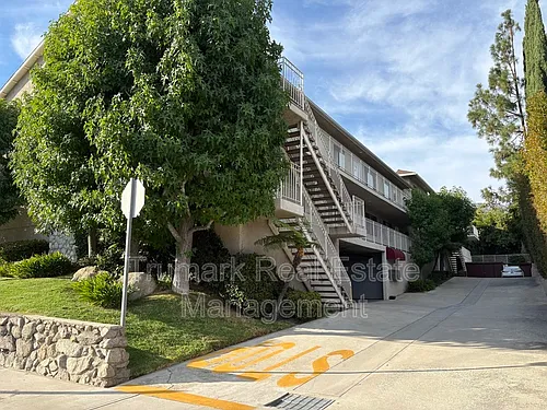 2421 Montrose Ave #201 Photo 1