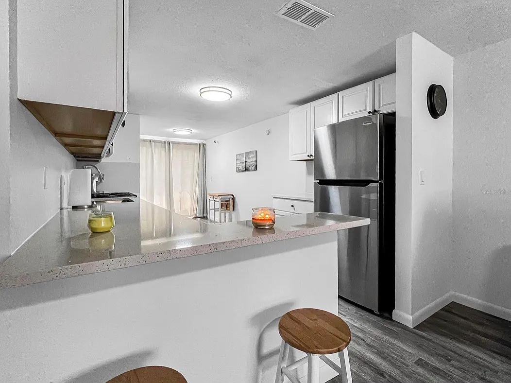 2 bed, 1100 sqft, $1,700 — Photo 3