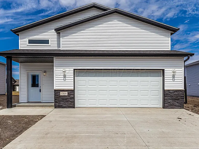 1506 Keystone Cir NE — Photo 1