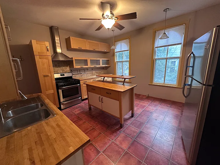 572 Hall Ave — Photo 4
