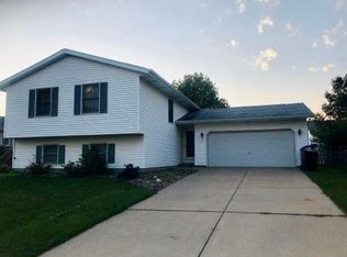 2829 Rocksbury Dr, Bloomington, IL 61705