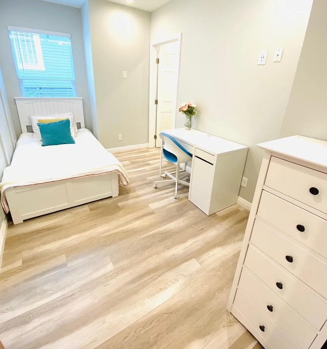 8 bed, 2200 sqft, $950 — Photo 1