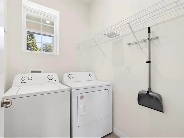 Washer/Dryer included