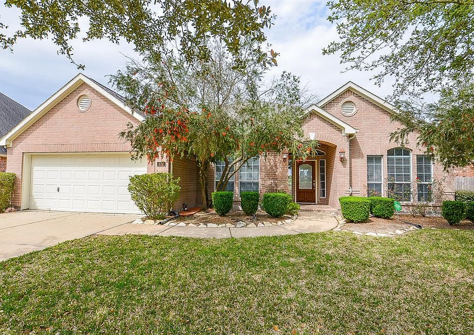 Welcome Home to 638 Summer Trace Ln!