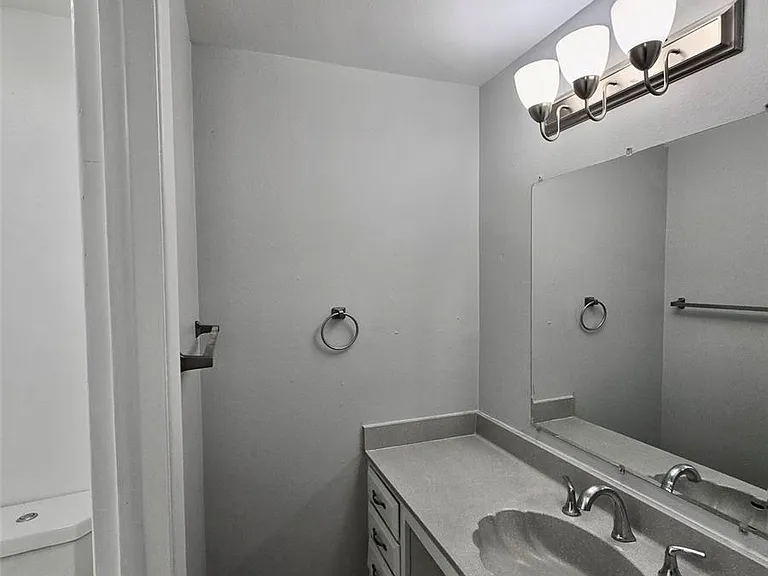 1437 Moline St — Photo 5