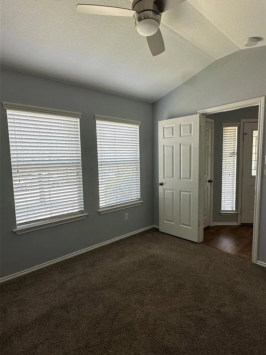 3 bed, 2.0 bath, 1400 sqft, $2,100 — Photo 3