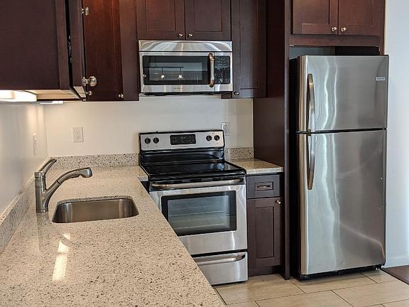4th image of 484 Daisydell Ct