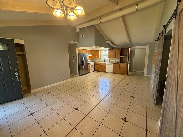 285 W Vicki Ave — Photo 4