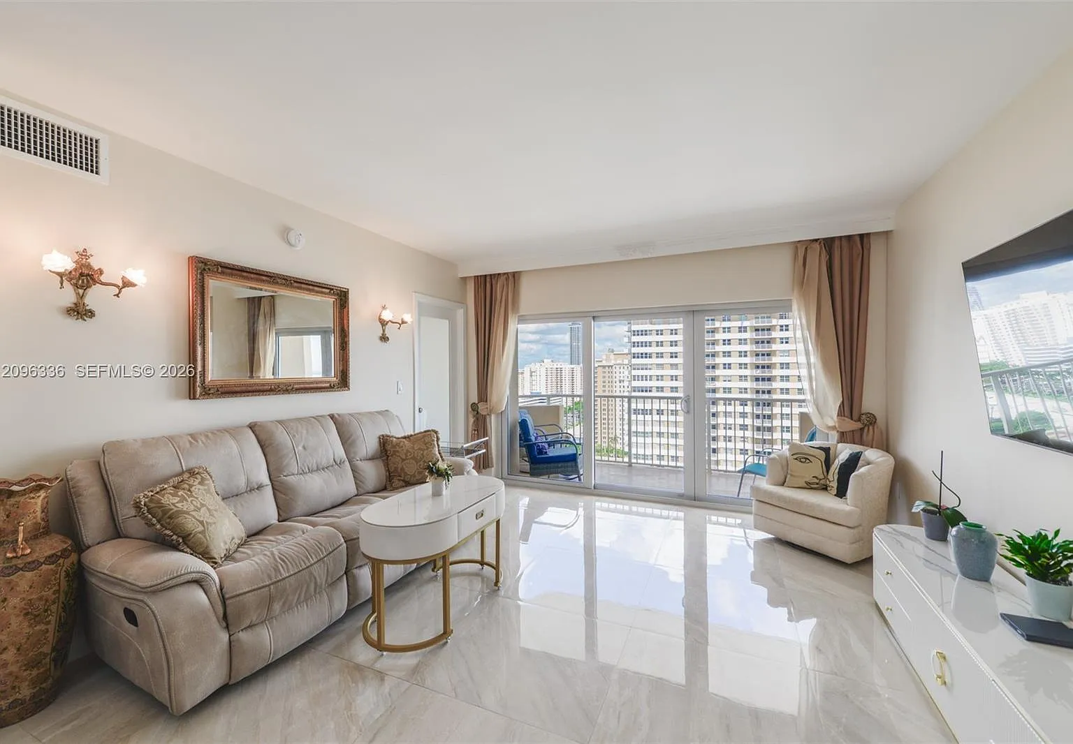 Hemispheres Condo — Photo 4