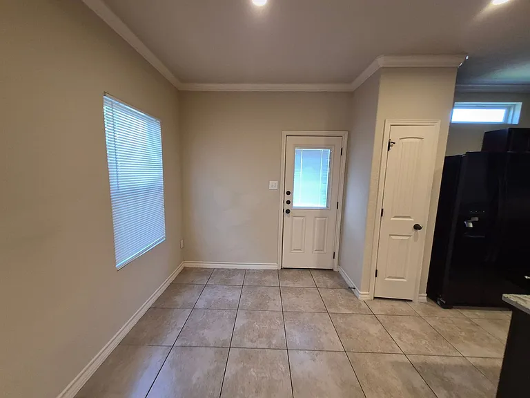 6850 Lakeview Dr #101 — Photo 5