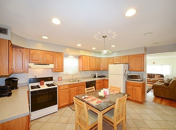 4th image of 3539 N Ottawa Ave
