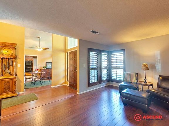 4th image of 9809 Mesa Oak Dr